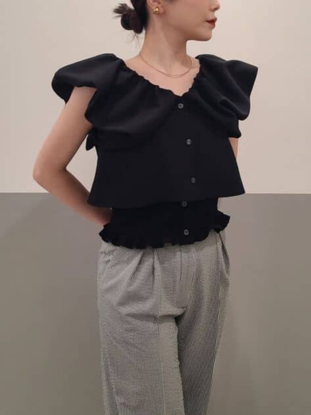ブラック系のシャツ/ブラウス、ブラック系のスラックスを着用したレディースの春コーディネートの5枚目の写真