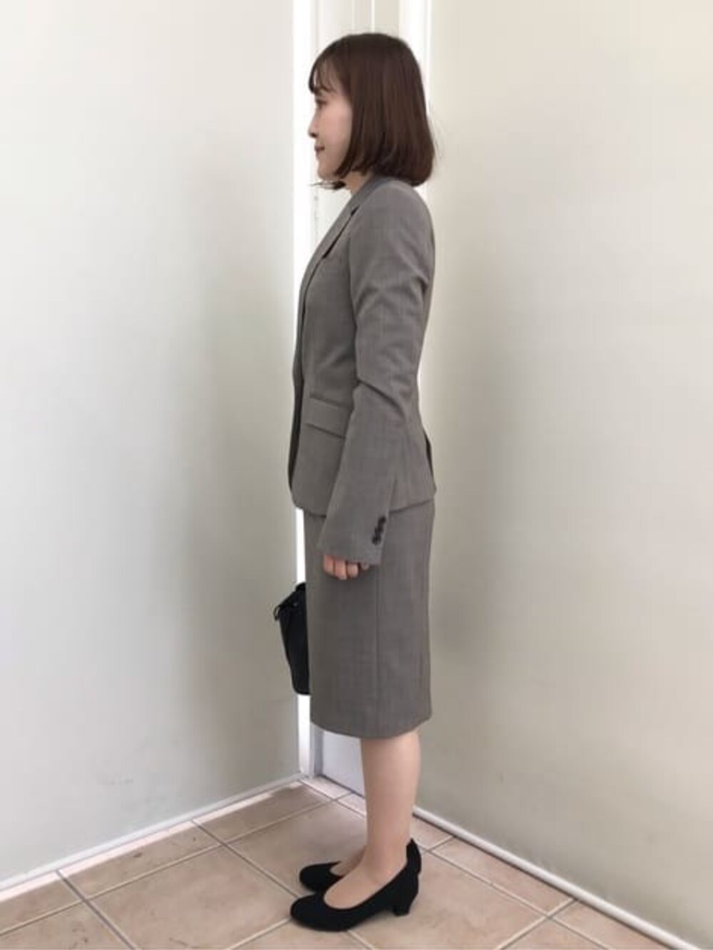 ホワイト系のシャツ/ブラウスを着用したレディースの冬コーディネートの3枚目の写真