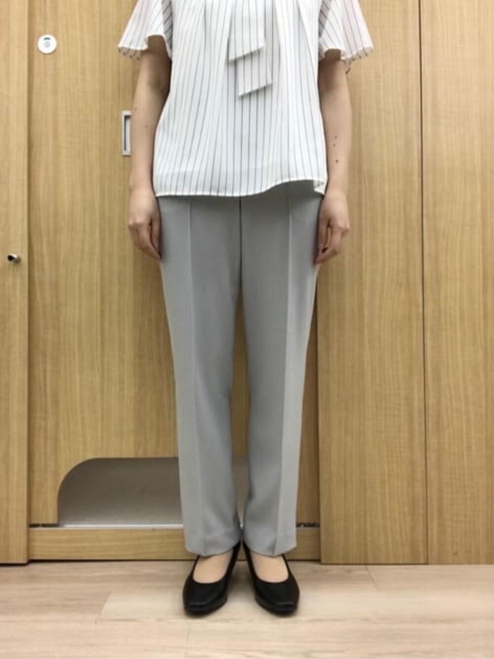 ホワイト系のシャツ/ブラウスを着用したレディースの春コーディネートの4枚目の写真
