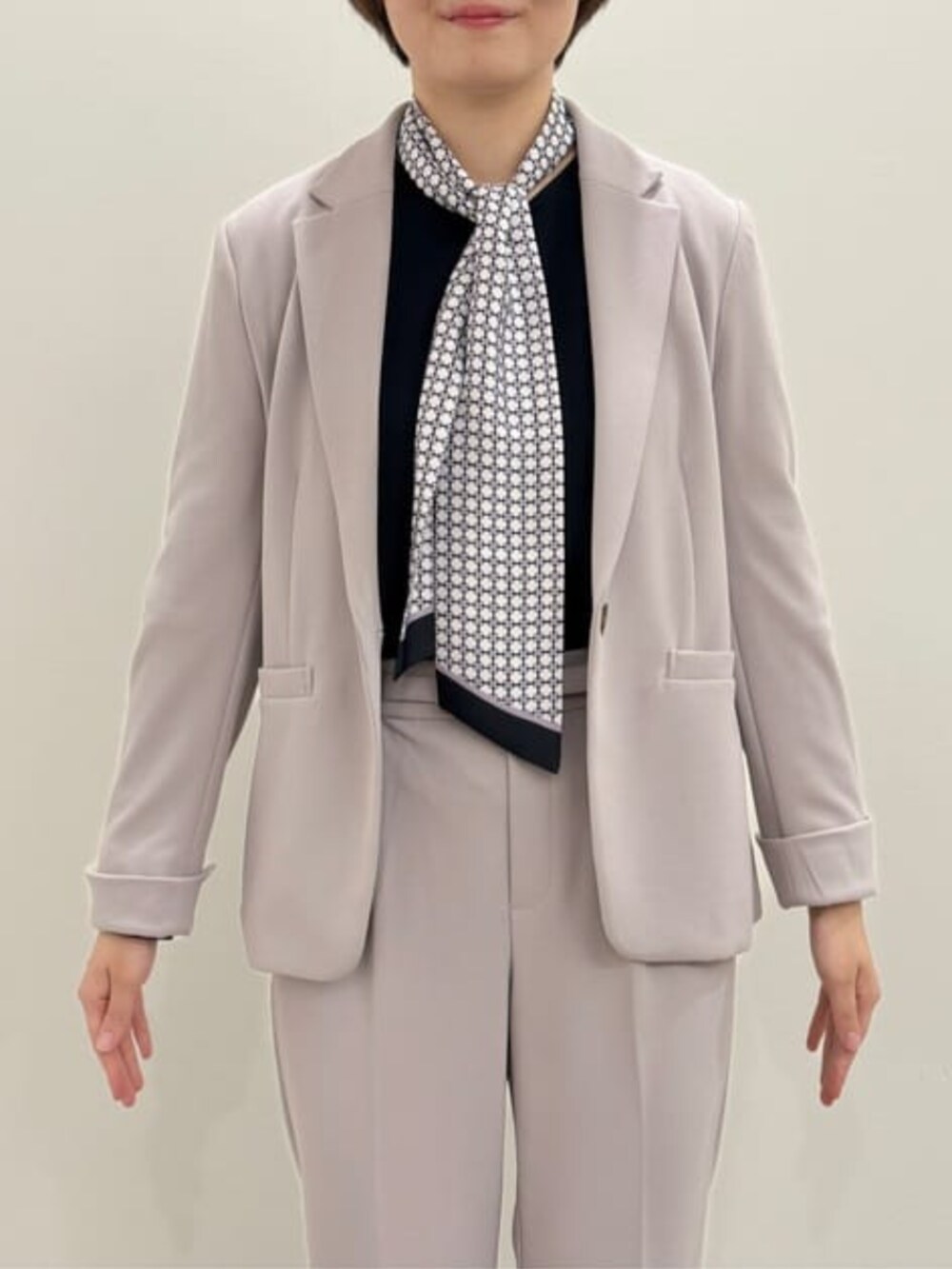 グレー系のスーツセット、ブルー系のシャツ/ブラウスを着用したレディースの冬コーディネートの8枚目の写真