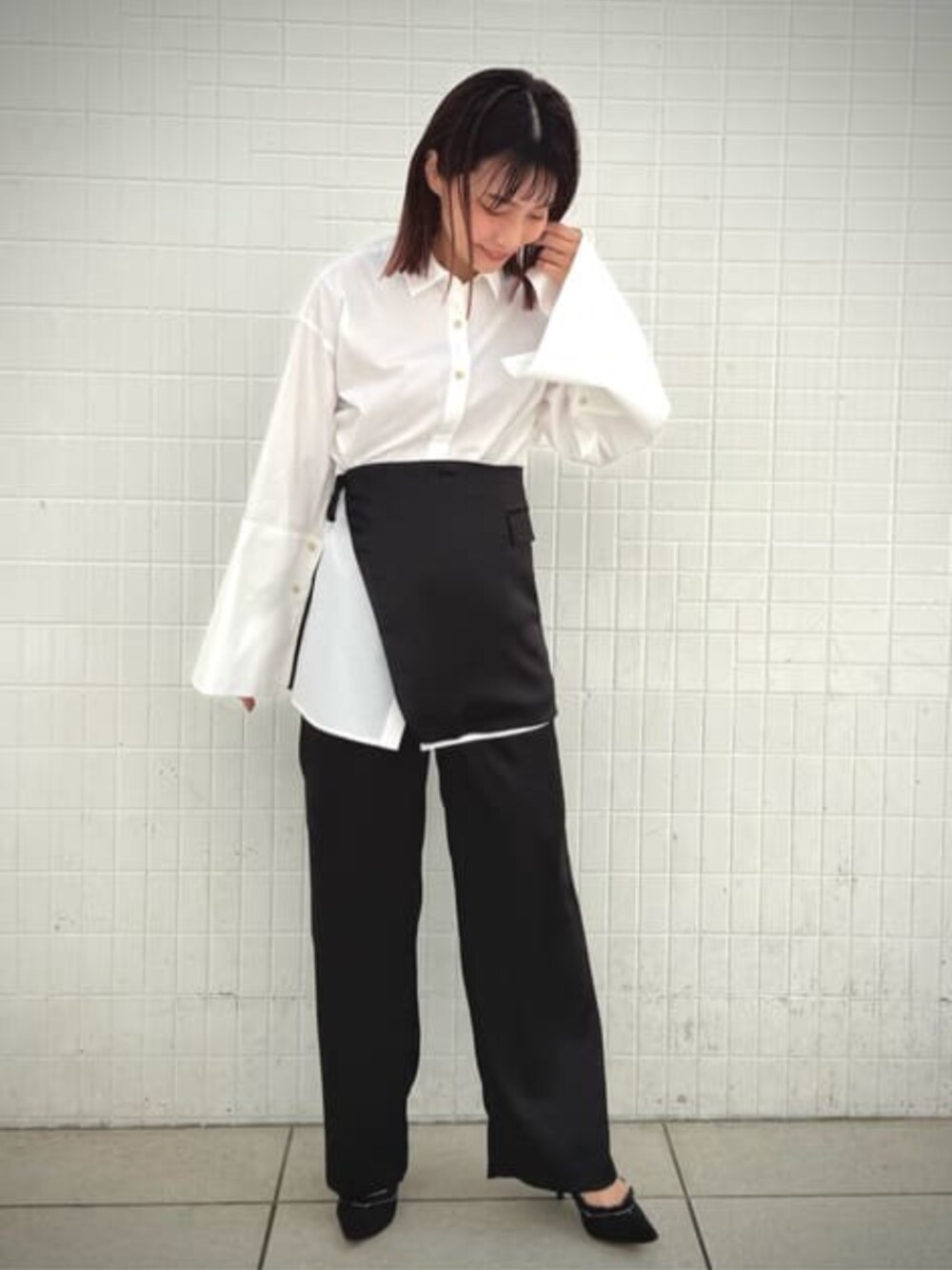 ブラック系のその他パンツ、ブラック系のテーラードジャケット、ホワイト系のシャツ/ブラウスを着用したレディースの冬コーディネートの4枚目の写真