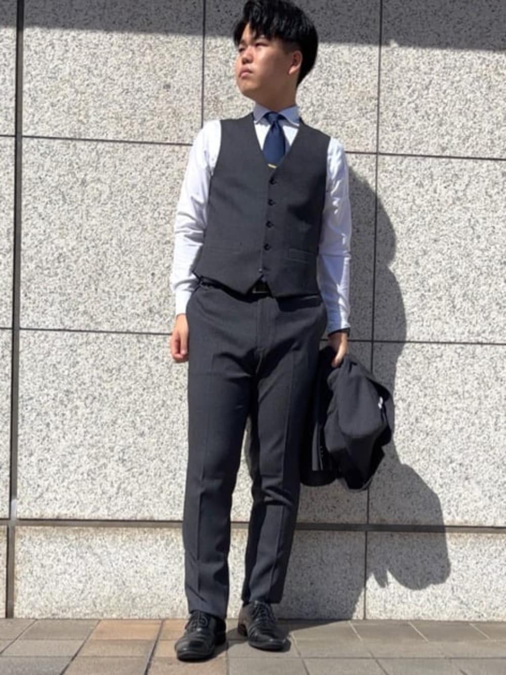 グレー系のスーツパンツを着用したメンズの冬コーディネートの4枚目の写真