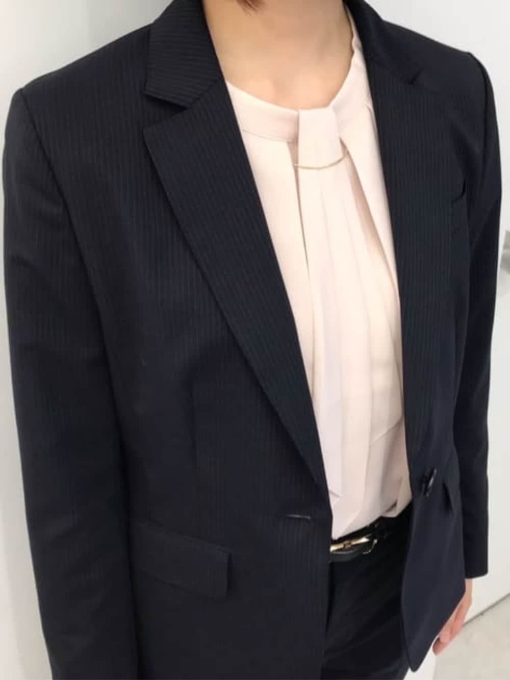 ブルー系のスーツパンツ、ブルー系のスーツジャケットを着用したレディースの冬コーディネートの6枚目の写真