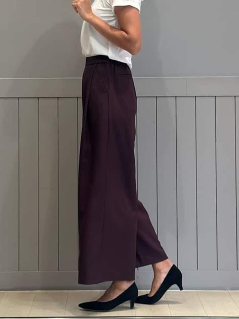 パープル系のスラックス、ホワイト系のテーラードジャケットを着用したレディースの冬コーディネートの8枚目の写真