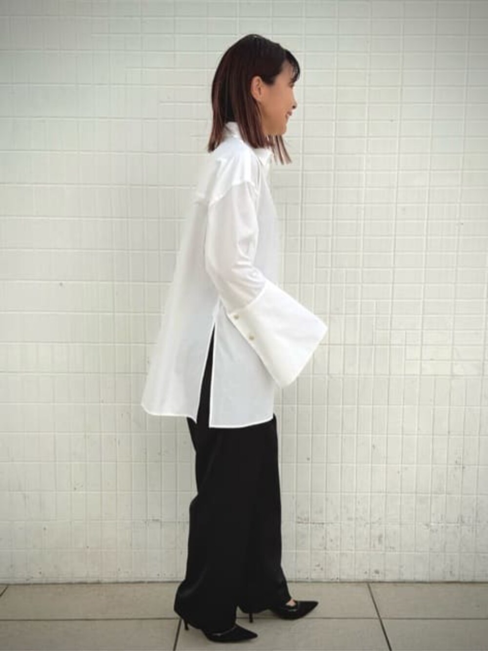 ブラック系のその他パンツ、ブラック系のテーラードジャケット、ホワイト系のシャツ/ブラウスを着用したレディースの冬コーディネートの7枚目の写真