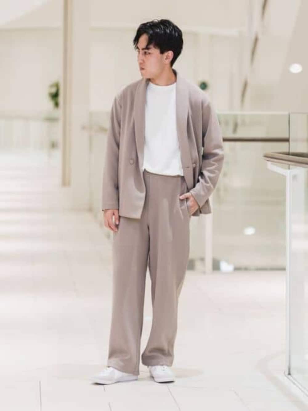 ベージュ系のテーラードジャケット、ベージュ系のスラックスを着用したメンズの冬コーディネートの2枚目の写真