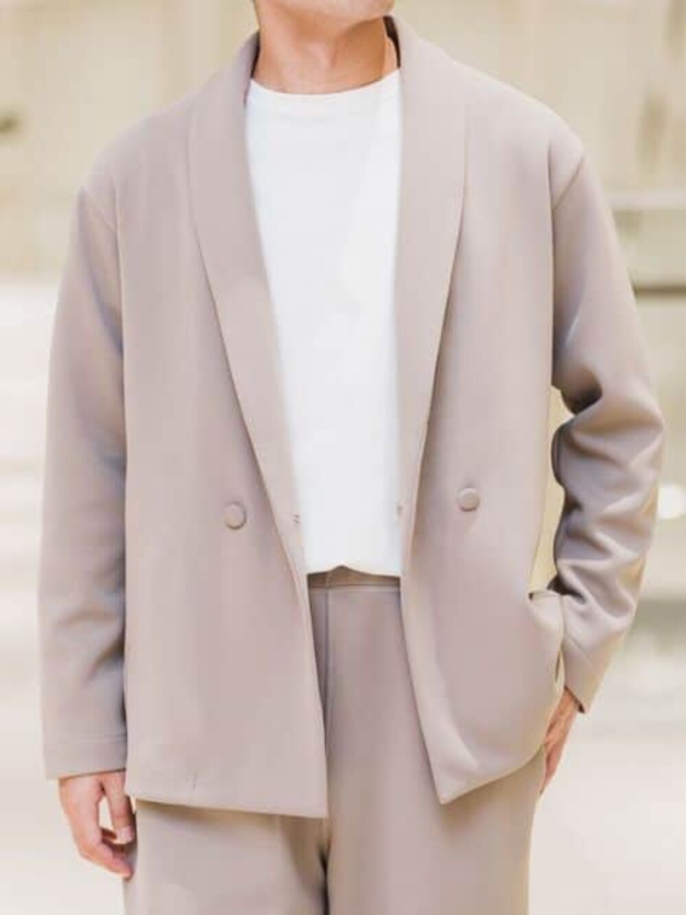 ベージュ系のテーラードジャケット、ベージュ系のスラックスを着用したメンズの冬コーディネートの4枚目の写真