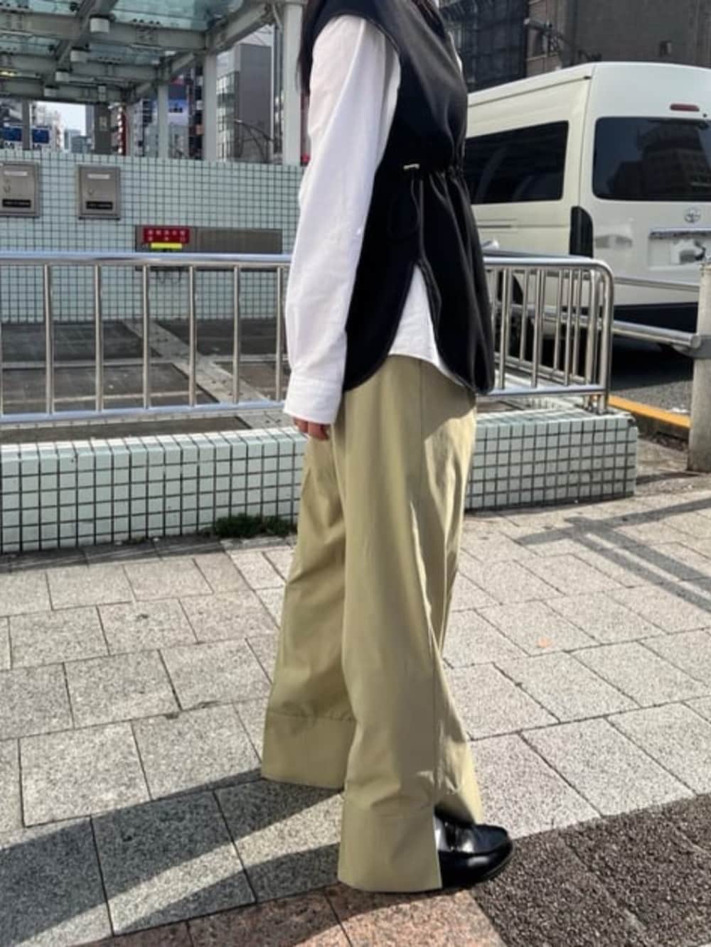 グリーン系のその他パンツを着用したレディースの冬コーディネートの2枚目の写真