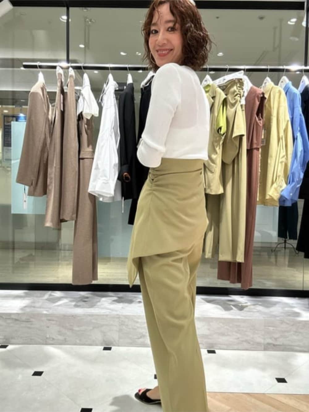 グリーン系のその他パンツ、ホワイト系のTシャツ/カットソーを着用したレディースの冬コーディネートの4枚目の写真