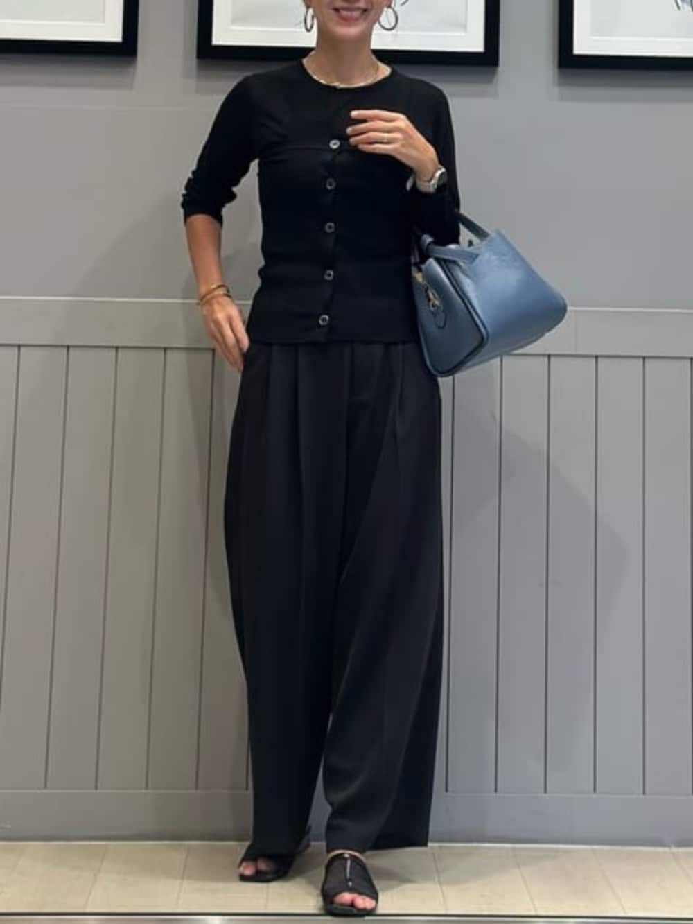 ブラック系のTシャツ/カットソーを着用したレディースの冬コーディネートの6枚目の写真