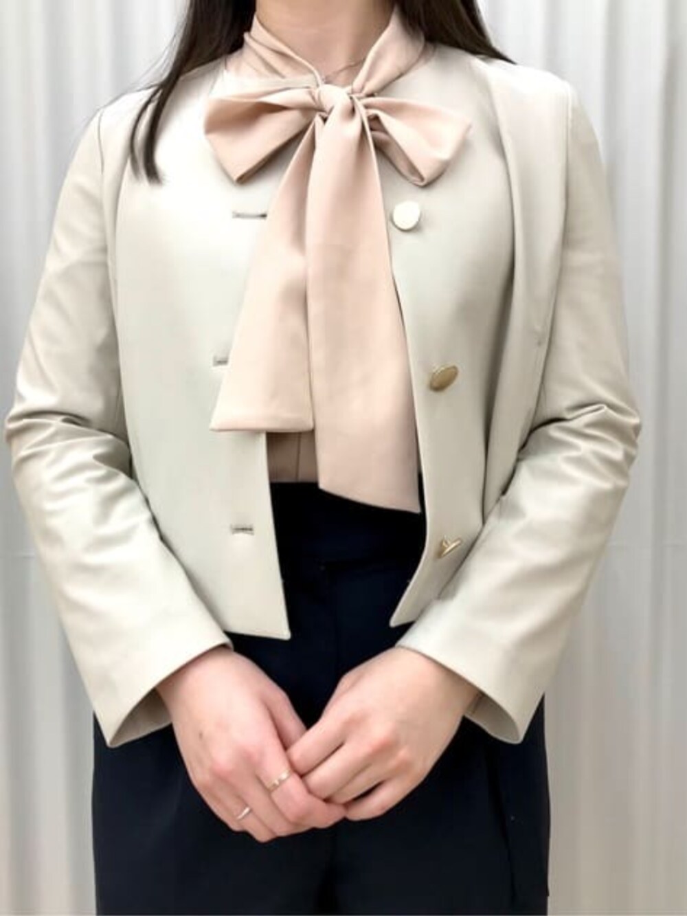 ベージュ系のスーツジャケットを着用したレディースの冬コーディネートの4枚目の写真