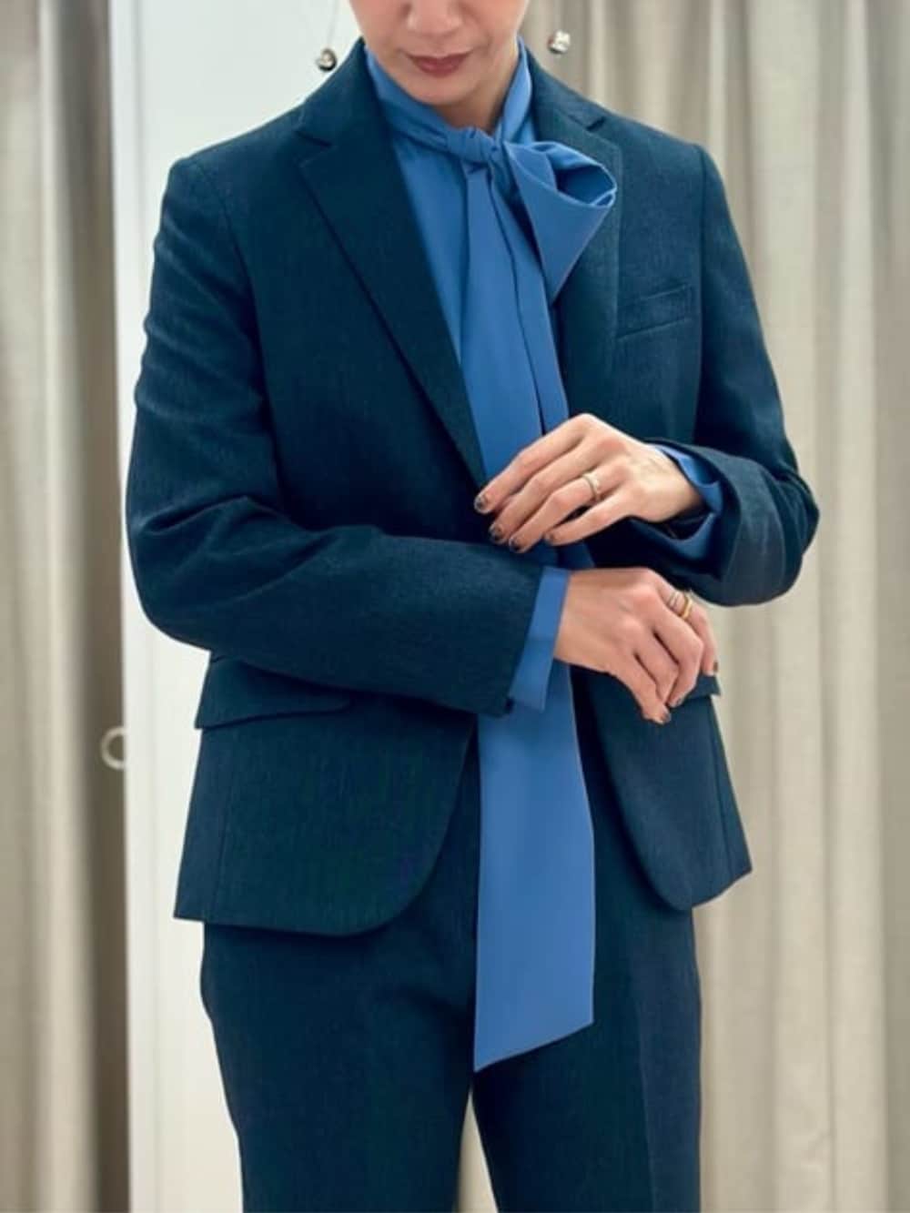 ブルー系のスラックス、ブルー系のテーラードジャケット、ブルー系のシャツ/ブラウスを着用したレディースの冬コーディネートの8枚目の写真