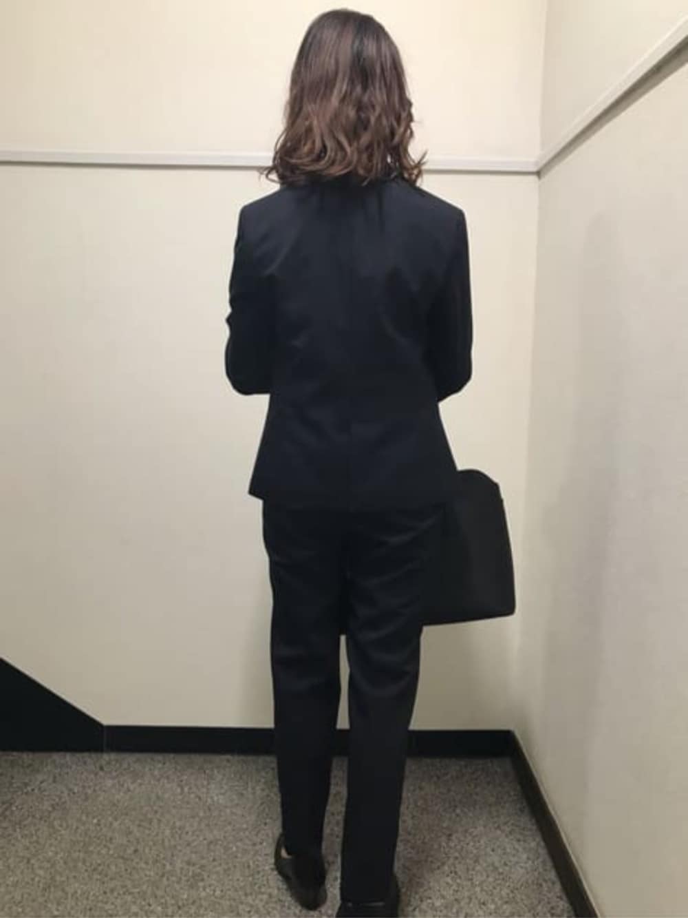 ブルー系のスーツパンツ、ブルー系のスーツジャケットを着用したレディースの冬コーディネートの6枚目の写真