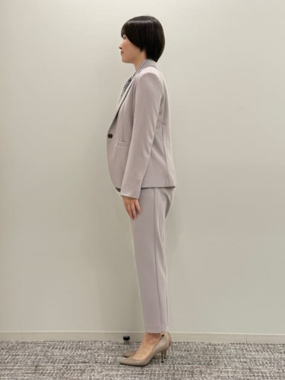 グレー系のスーツセット、ブルー系のシャツ/ブラウスを着用したレディースの冬コーディネートの3枚目の写真