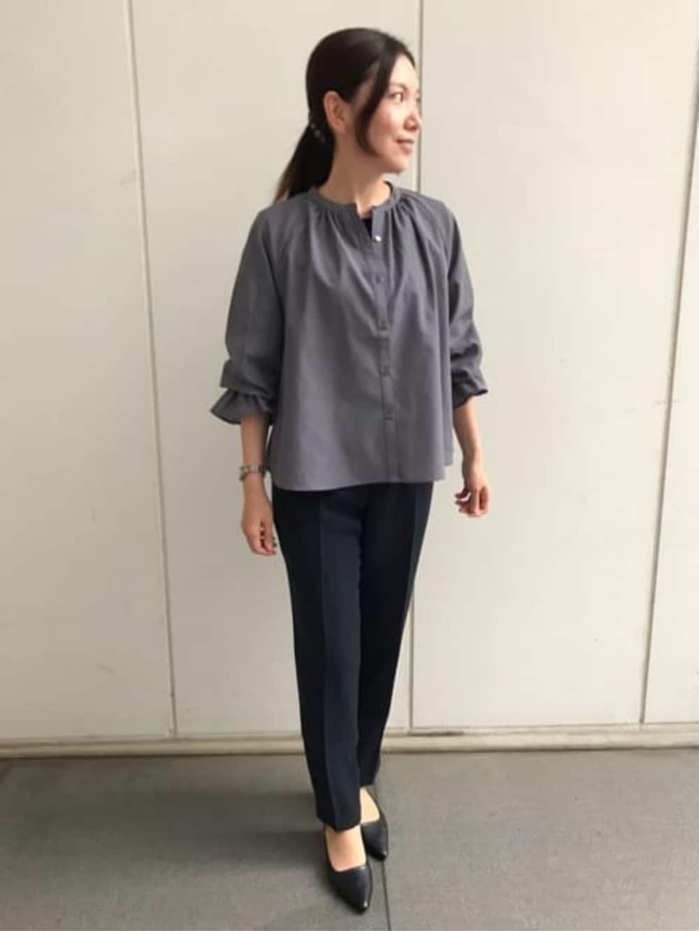 グレー系のシャツ/ブラウスを着用したレディースの冬コーディネートの4枚目の写真