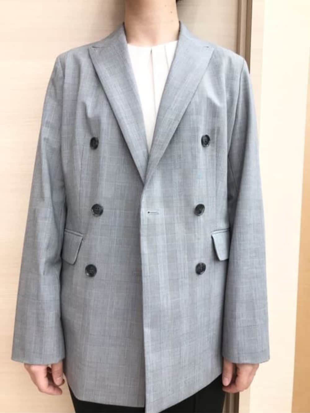 ブラック系のスーツパンツ、グレー系のスーツジャケット、ベージュ系のシャツ/ブラウスを着用したレディースの春コーディネートの4枚目の写真