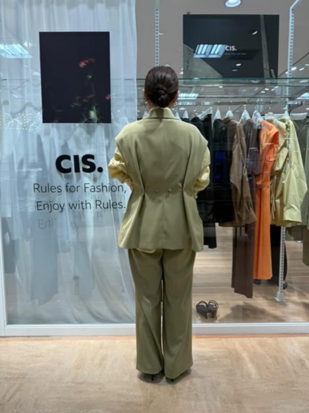 イエロー系のシャツ/ブラウス、グリーン系のテーラードジャケット、グリーン系のその他パンツを着用したレディースの冬コーディネートの4枚目の写真