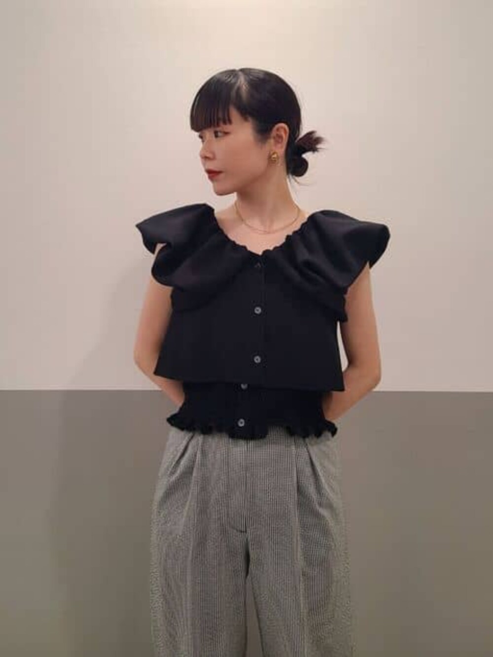 ブラック系のシャツ/ブラウス、ブラック系のスラックスを着用したレディースの春コーディネートの4枚目の写真