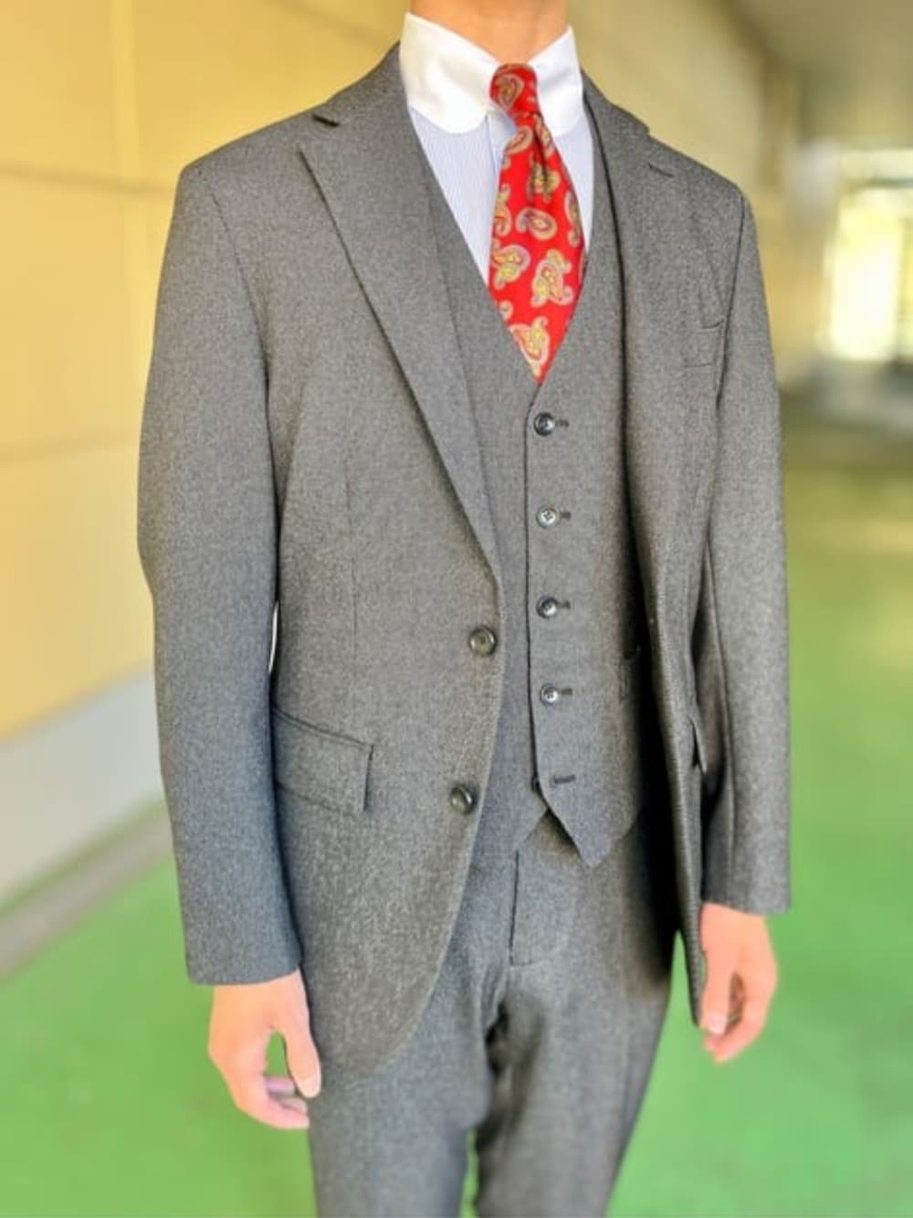 グレー系のスーツパンツ、グレー系のスーツジャケット、グレー系のスーツベストを着用したメンズの冬コーディネートの4枚目の写真