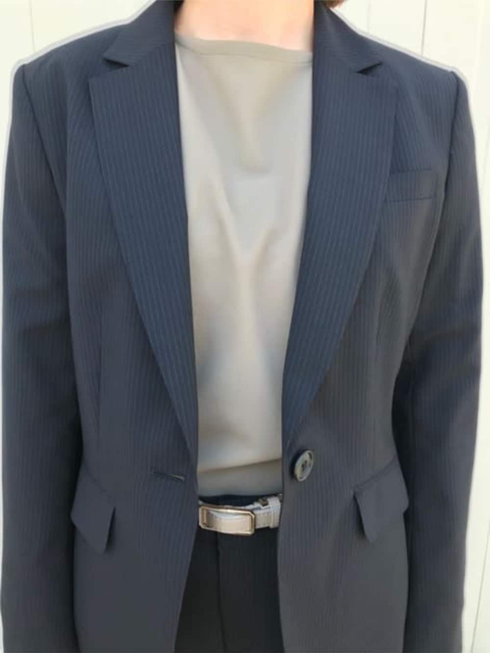 ブルー系のスーツジャケット、ブルー系のスーツパンツを着用したレディースの冬コーディネートの3枚目の写真