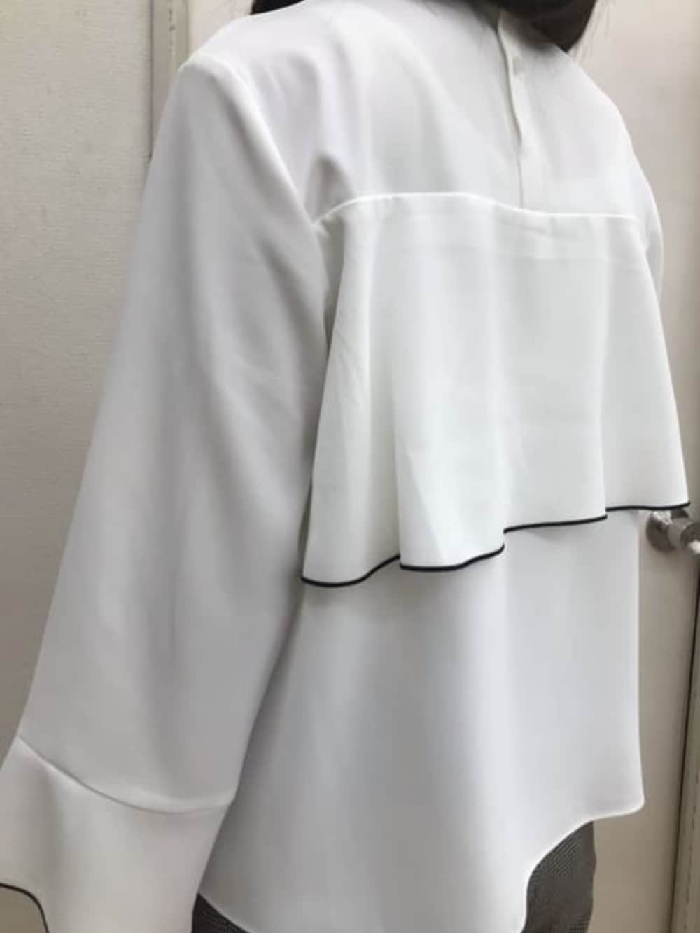 ブルー系のその他パンツ、ホワイト系のシャツ/ブラウス、ベージュ系のスーツベストを着用したレディースの春コーディネートの6枚目の写真