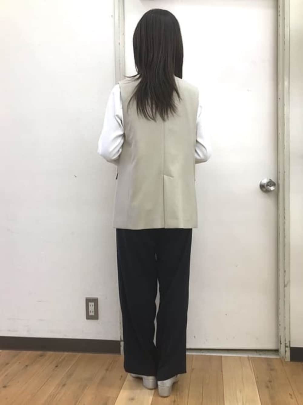 ブルー系のその他パンツ、ホワイト系のシャツ/ブラウス、ベージュ系のスーツベストを着用したレディースの春コーディネートの2枚目の写真