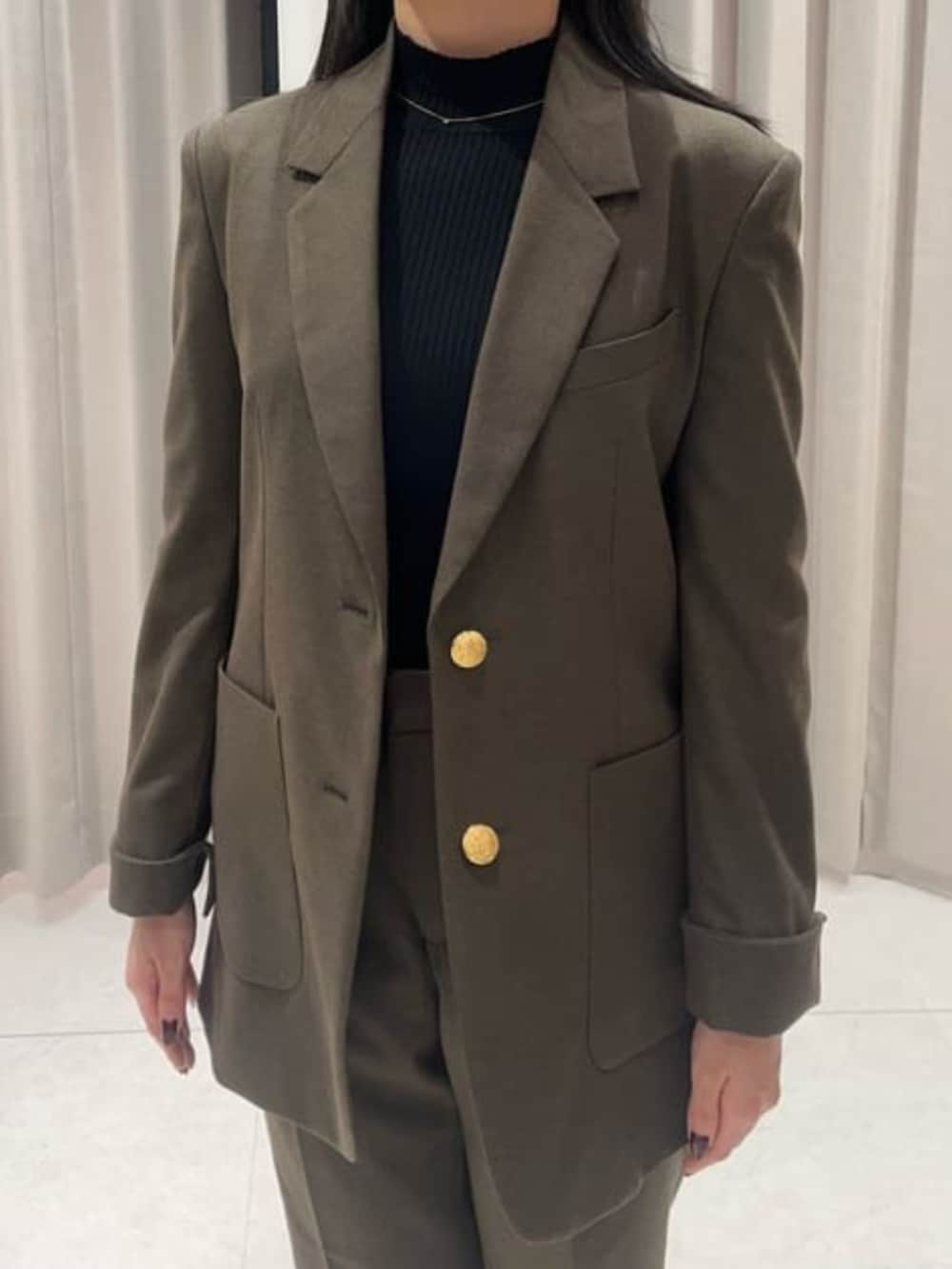 グリーン系のテーラードジャケット、グリーン系のその他パンツを着用したレディースの冬コーディネートの8枚目の写真