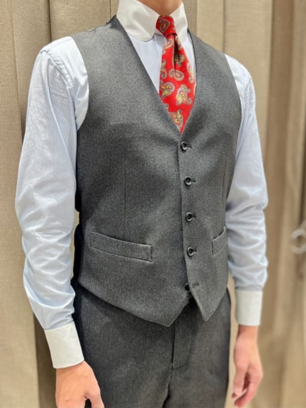 グレー系のスーツパンツ、グレー系のスーツジャケット、グレー系のスーツベストを着用したメンズの冬コーディネートの3枚目の写真