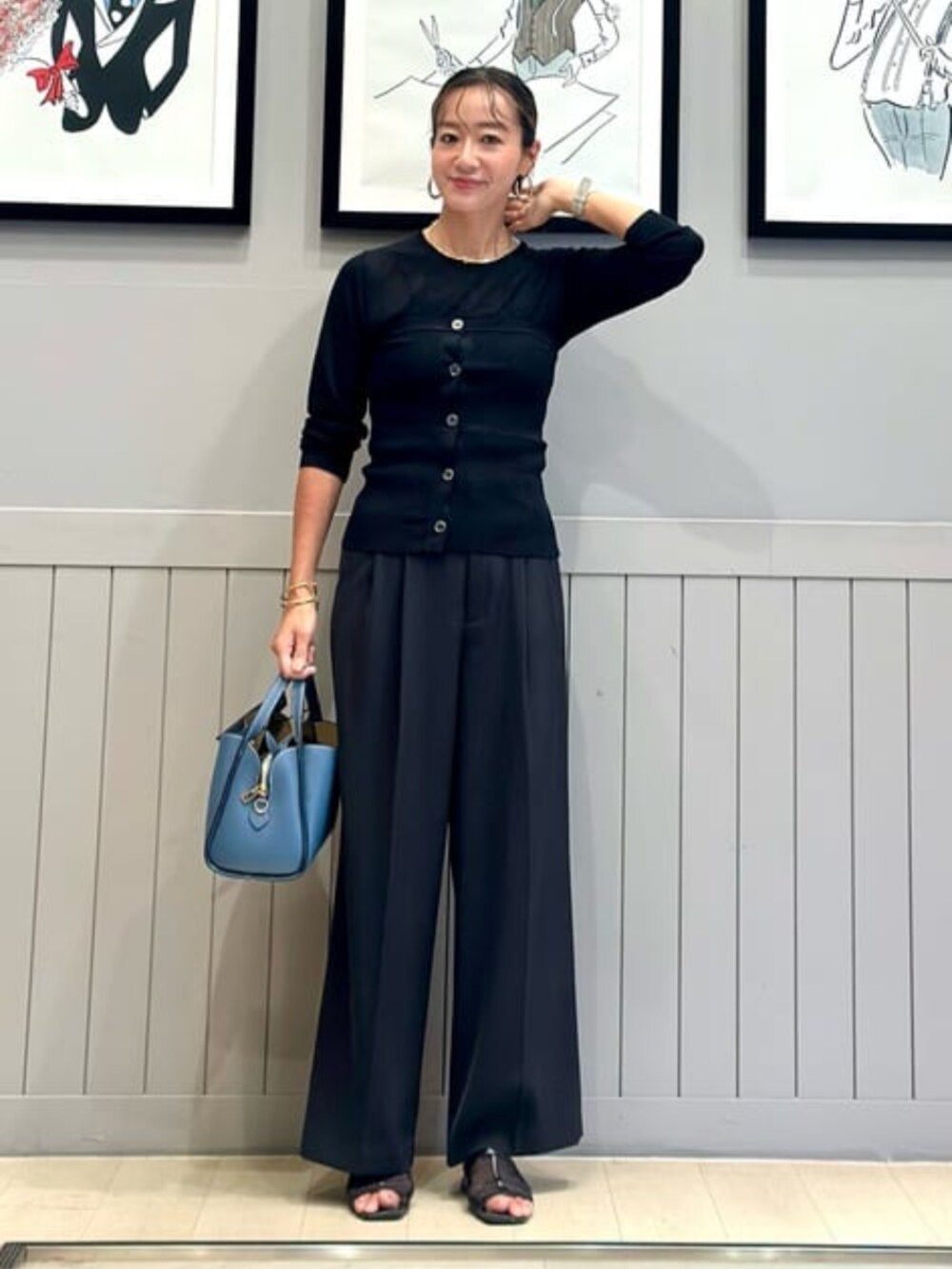 ブラック系のTシャツ/カットソーを着用したレディースの冬コーディネートの5枚目の写真