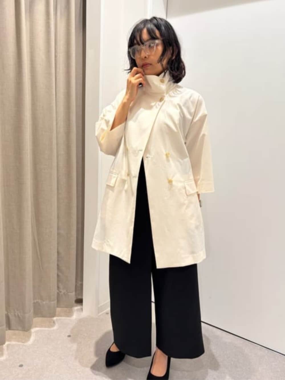 ブラック系のワンピース、ホワイト系のその他アウターを着用したレディースの冬コーディネートの2枚目の写真