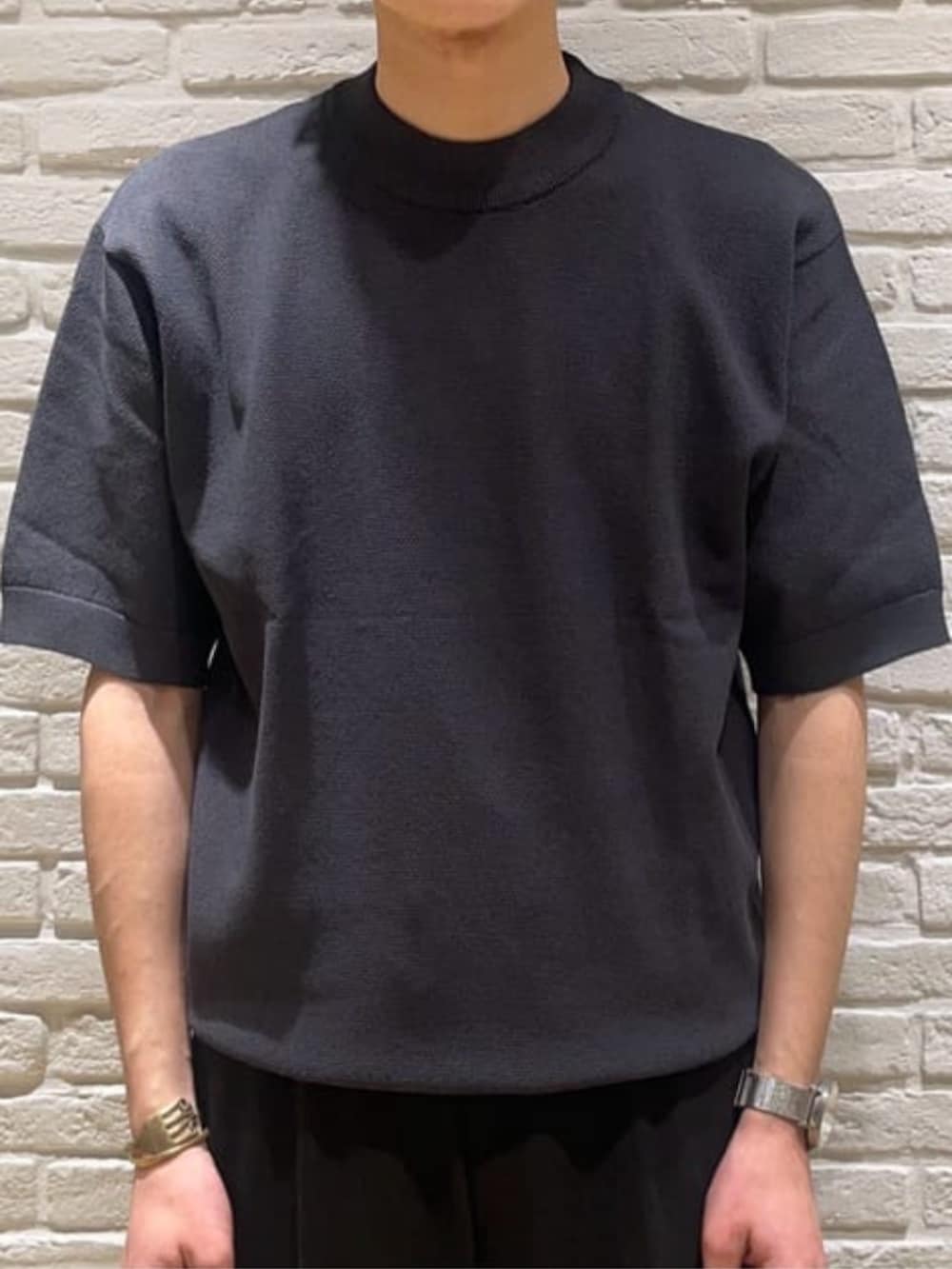 グレー系のスーツジャケット、ブラック系のスーツパンツを着用したメンズの春コーディネートの5枚目の写真