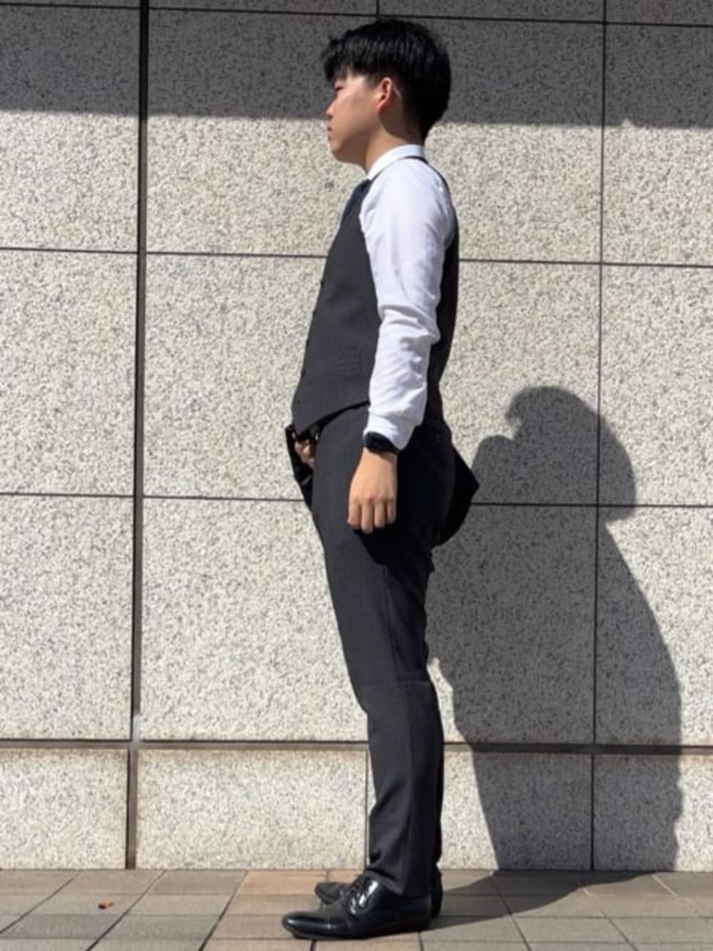 グレー系のスーツパンツを着用したメンズの冬コーディネートの5枚目の写真