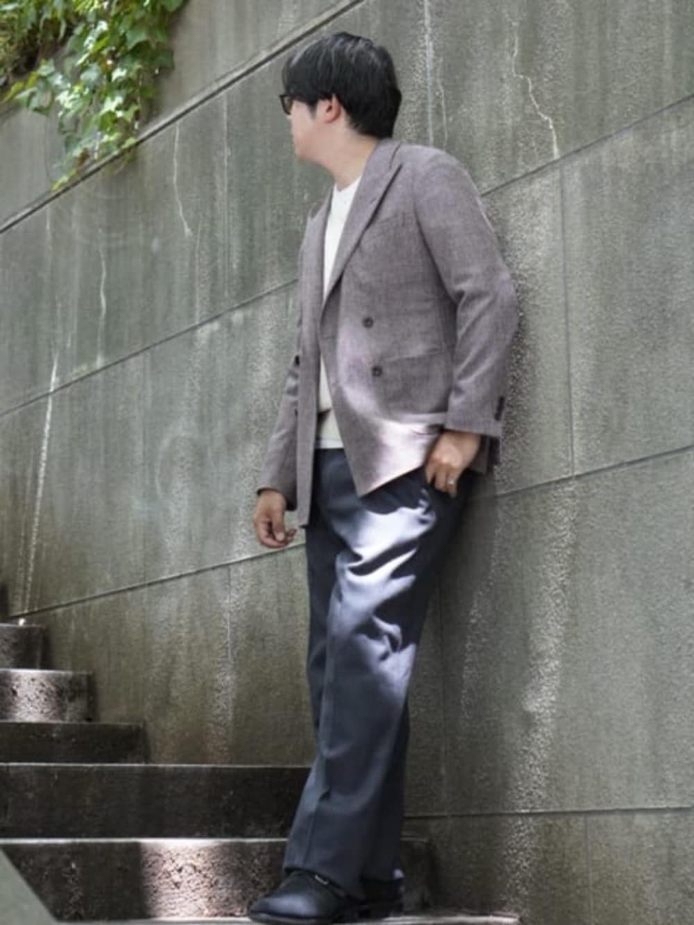 グレー系のスラックス、ベージュ系のテーラードジャケットを着用したメンズの冬コーディネートの3枚目の写真