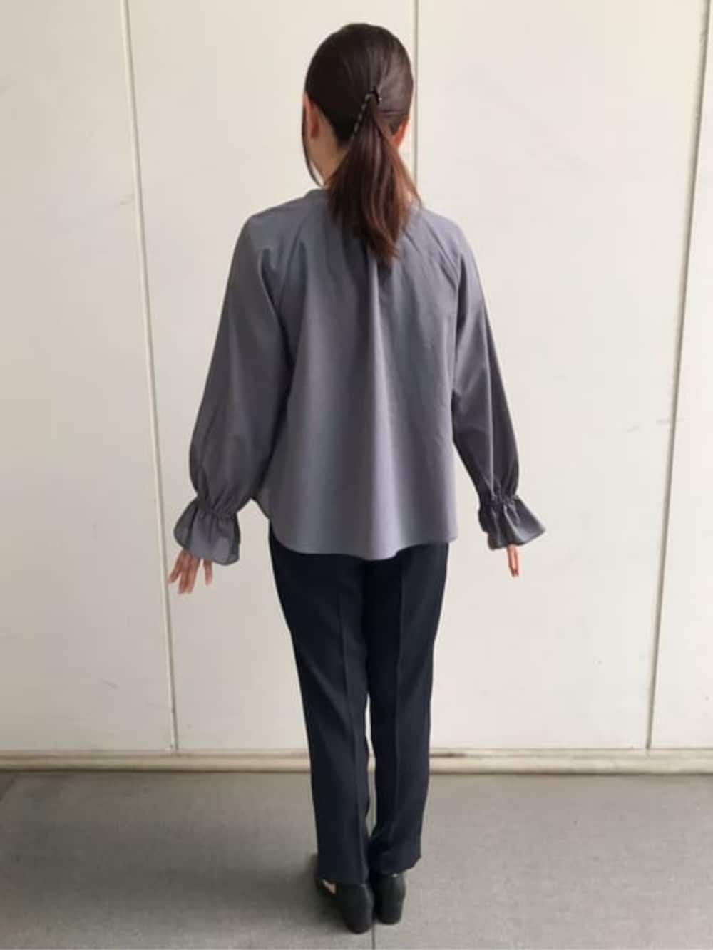 グレー系のシャツ/ブラウスを着用したレディースの冬コーディネートの3枚目の写真