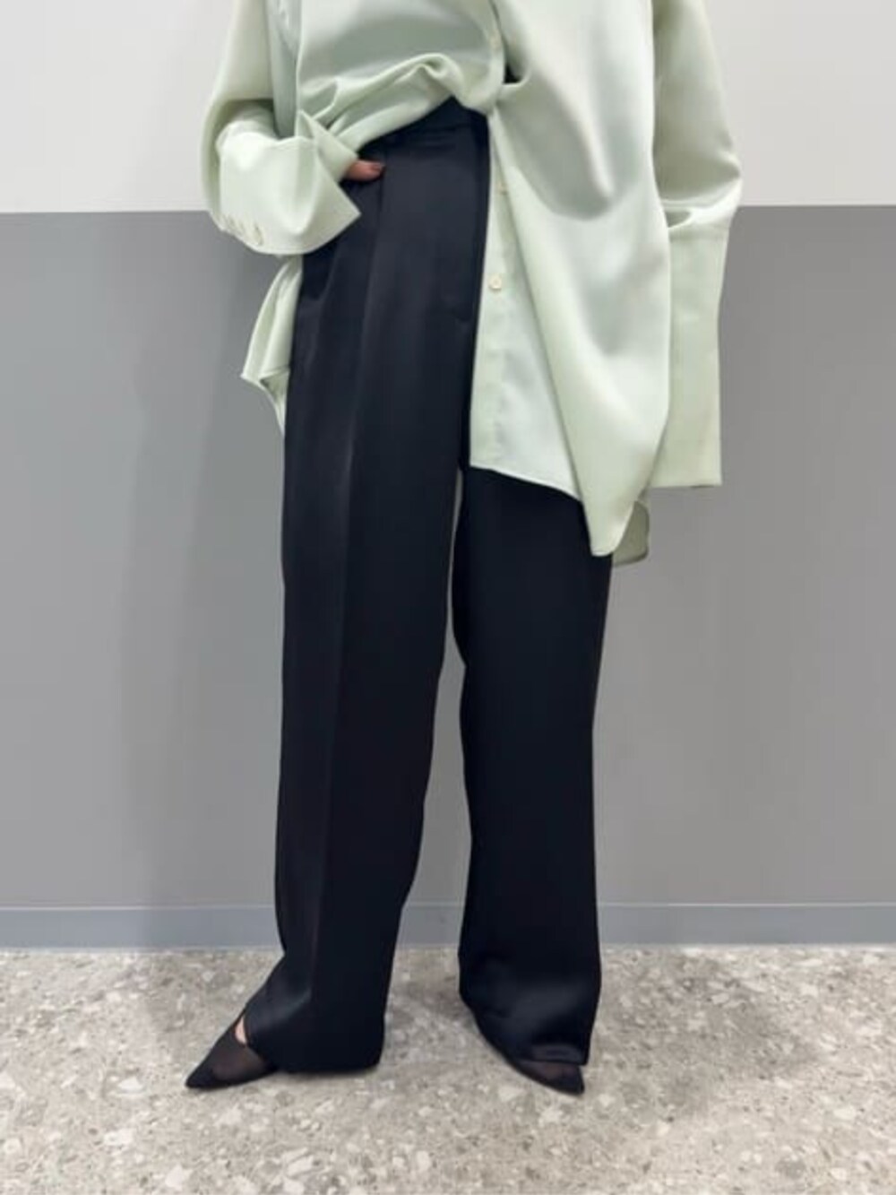 ブラック系のテーラードジャケット、ブラック系のその他パンツ、グリーン系のシャツ/ブラウスを着用したレディースの冬コーディネートの7枚目の写真