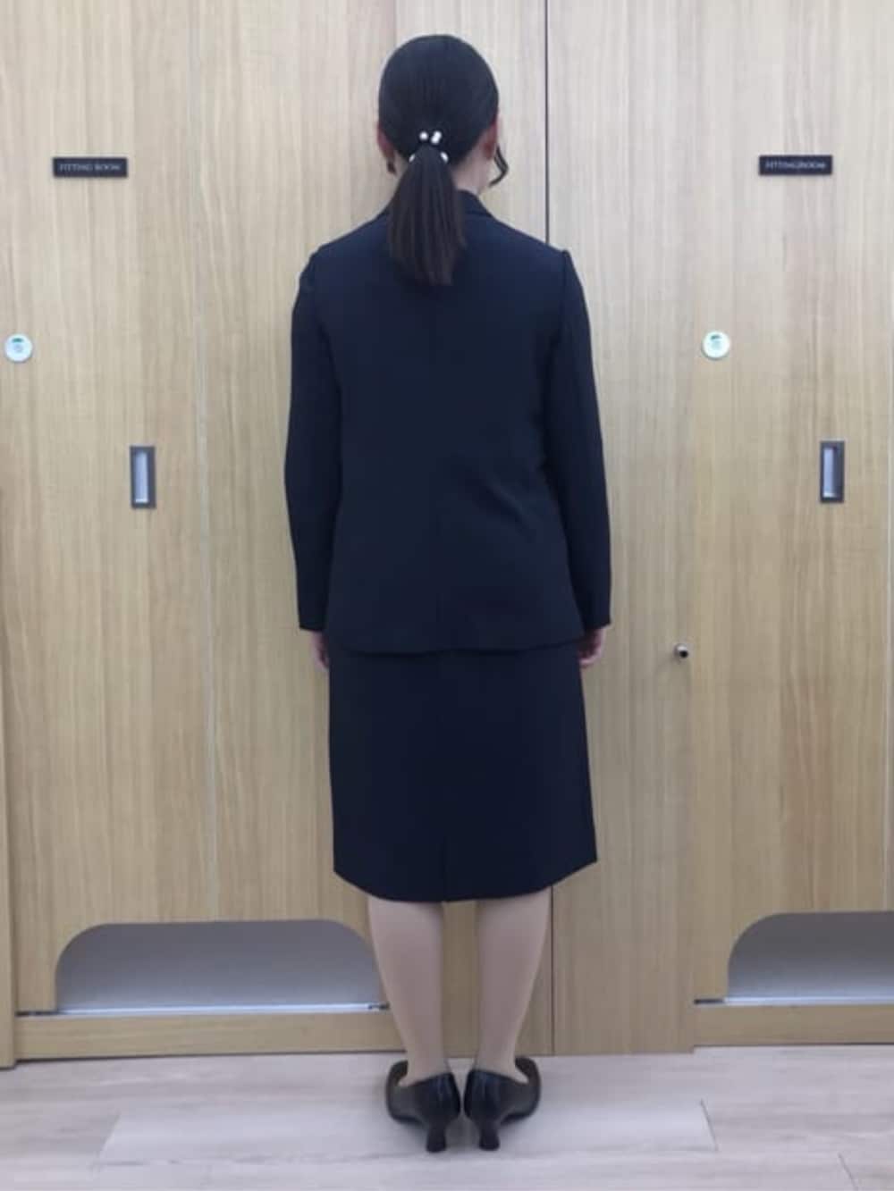 ブルー系のスーツジャケット、ブルー系のスーツスカート、ブルー系のシャツ/ブラウスを着用したレディースの春コーディネートの2枚目の写真