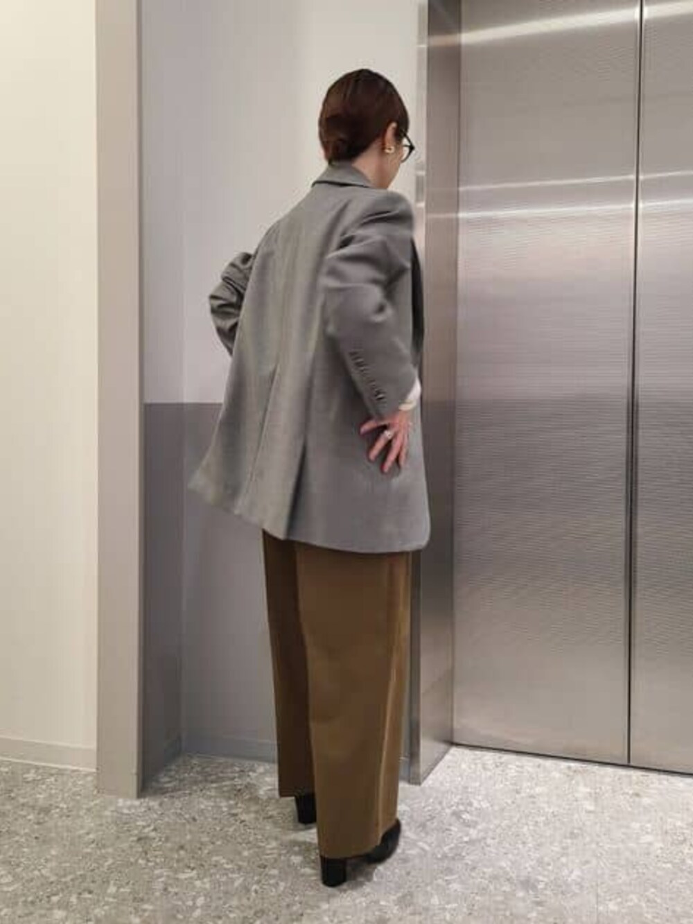 グレー系のテーラードジャケット、ベージュ系のつなぎ/オールインワンを着用したレディースの冬コーディネートの3枚目の写真