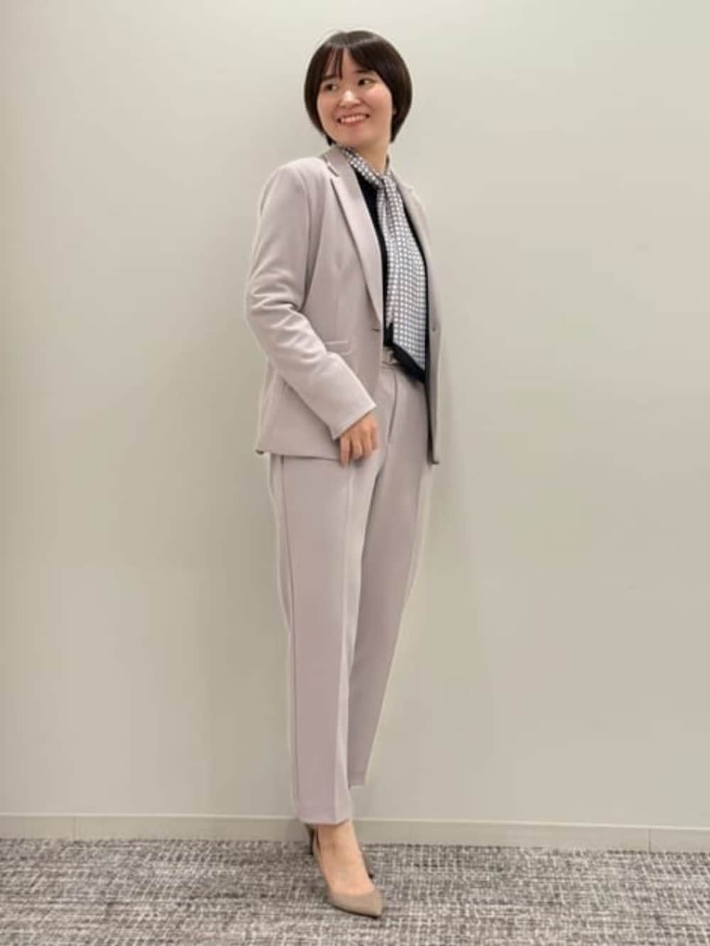 グレー系のスーツセット、ブルー系のシャツ/ブラウスを着用したレディースの冬コーディネートの4枚目の写真