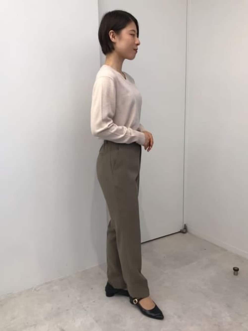 ブラウン系のスーツパンツ、ブラウン系のスーツジャケットを着用したレディースの冬コーディネートの8枚目の写真