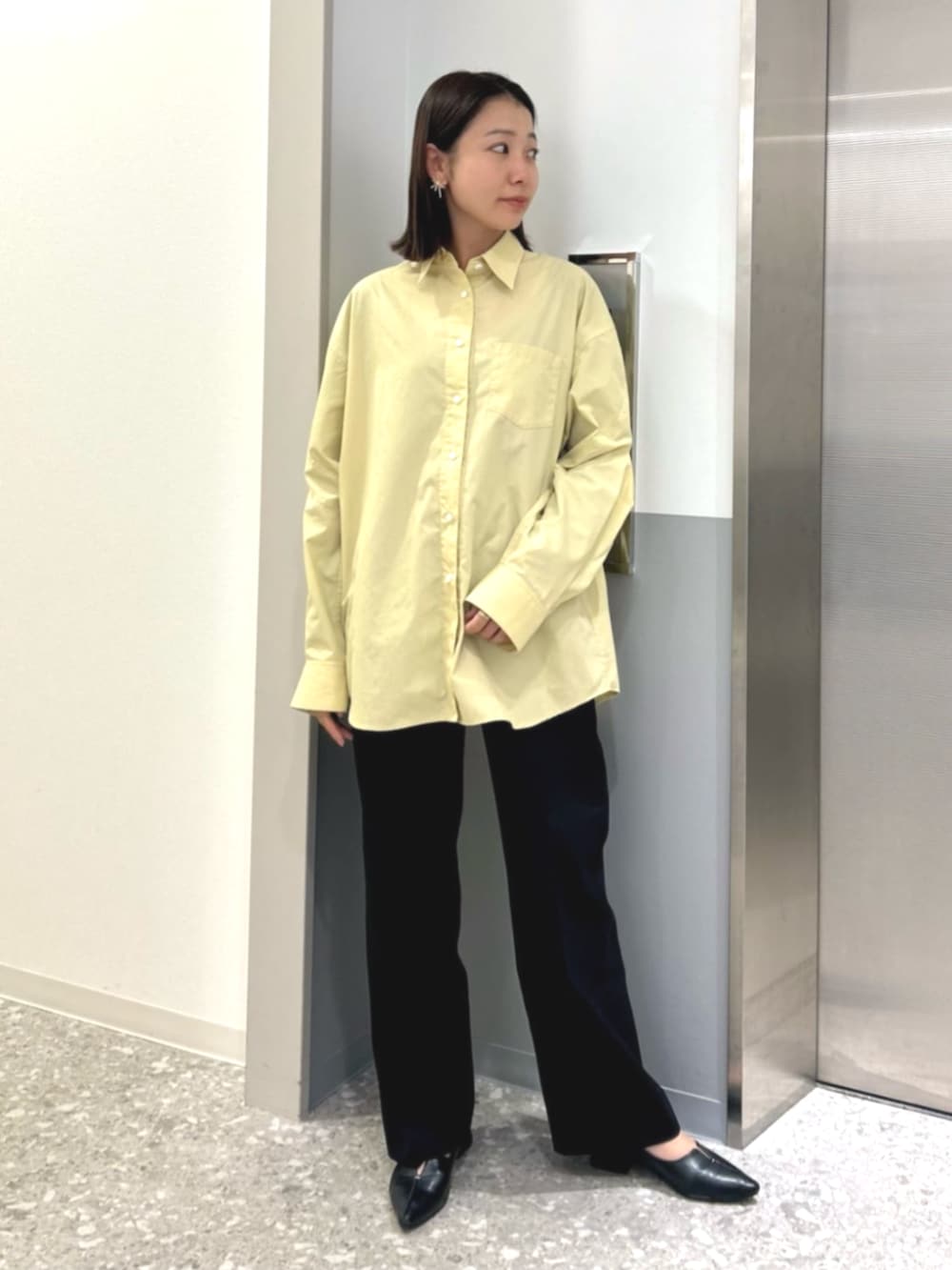 イエロー系のシャツ/ブラウス、ブラック系のその他パンツ、ブラック系のノーカラージャケットを着用したレディースの冬コーディネートの4枚目の写真