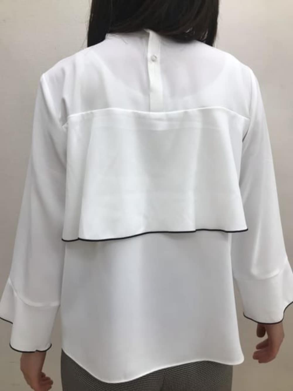 ブルー系のその他パンツ、ホワイト系のシャツ/ブラウス、ベージュ系のスーツベストを着用したレディースの春コーディネートの5枚目の写真