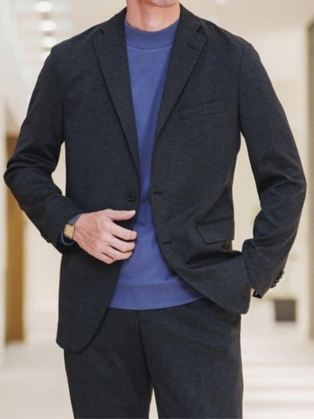 グレー系のバックパック/リュック、グレー系のテーラードジャケット、グレー系のスラックスを着用したメンズの冬コーディネートの4枚目の写真