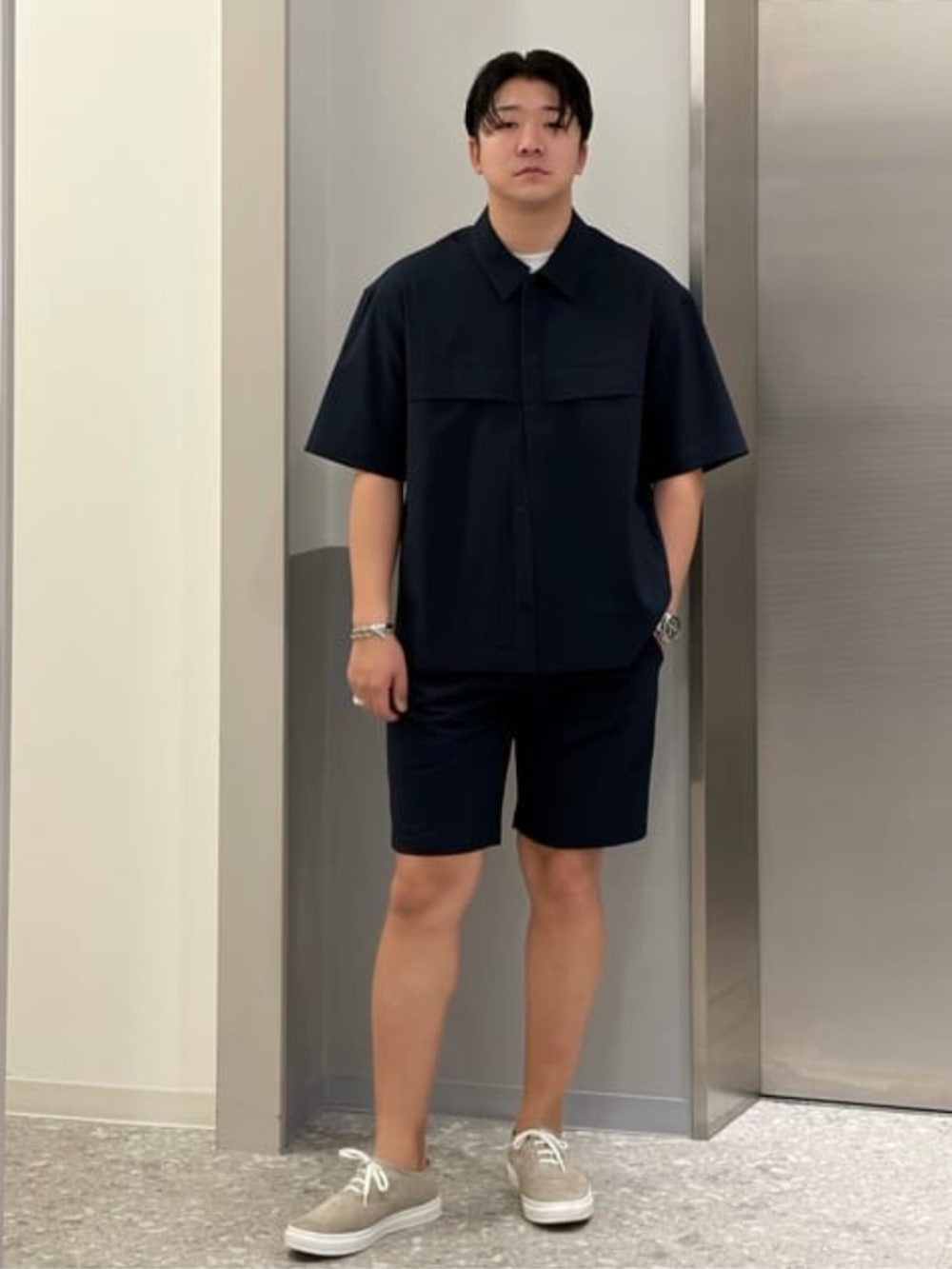 ホワイト系のテーラードジャケット、ブルー系のTシャツ/カットソー、ブルー系のスラックスを着用したメンズの春コーディネートの2枚目の写真