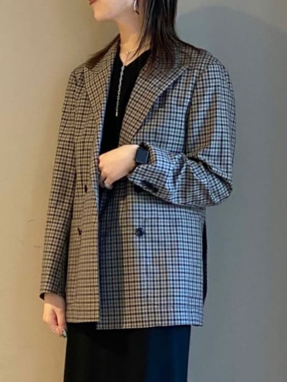 ブラック系のワンピースを着用したレディースの冬コーディネートの2枚目の写真