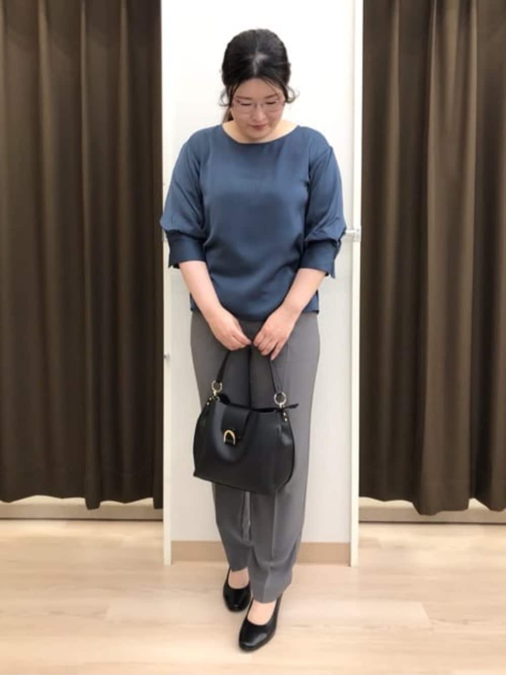 グレー系のその他パンツ、ブルー系のシャツ/ブラウスを着用したレディースの冬コーディネートの3枚目の写真