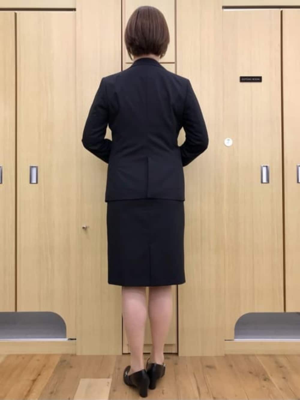 ブラック系のスーツジャケット、ブルー系のシャツ/ブラウスを着用したレディースの冬コーディネートの2枚目の写真