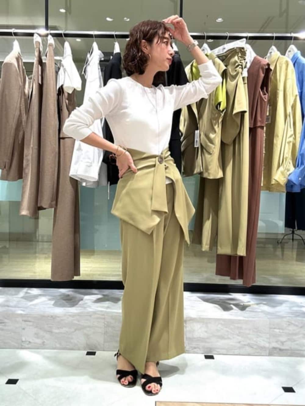 グリーン系のその他パンツ、ホワイト系のTシャツ/カットソーを着用したレディースの冬コーディネートの5枚目の写真