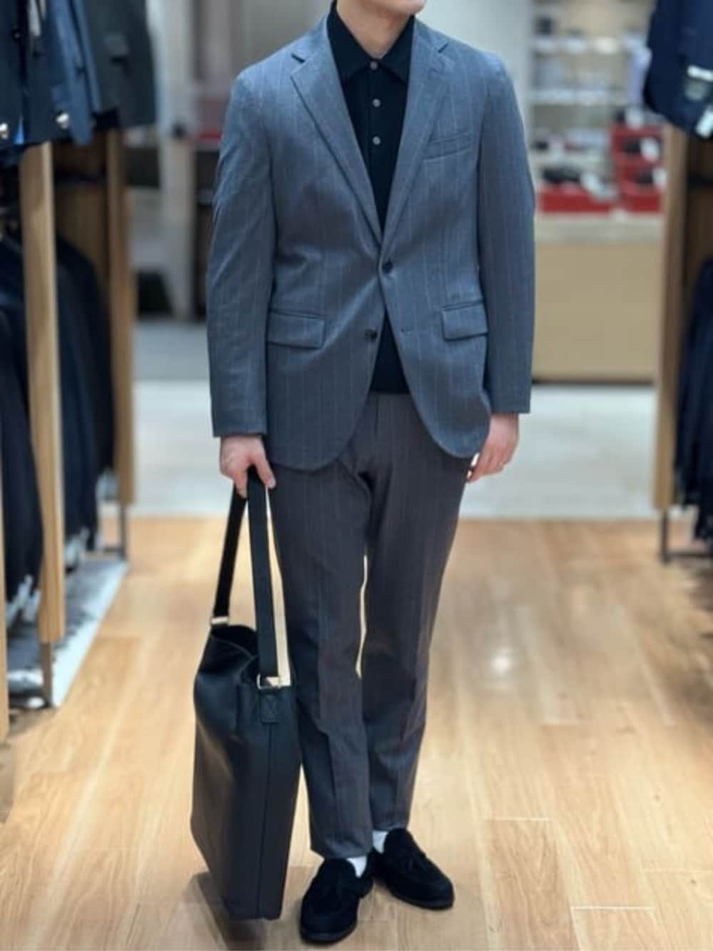 グレー系のテーラードジャケット、グレー系のスラックスを着用したメンズの春コーディネートの2枚目の写真