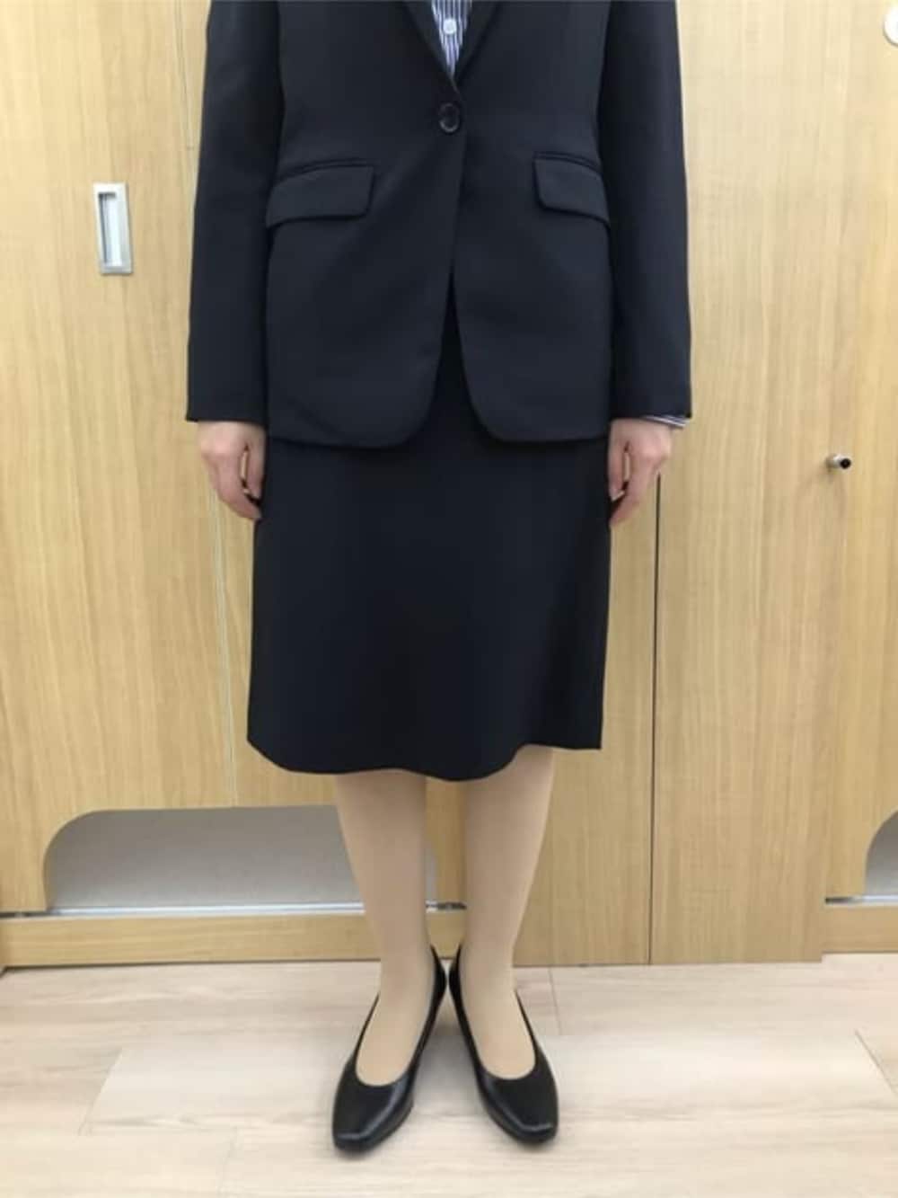 ブルー系のスーツジャケット、ブルー系のスーツスカート、ブルー系のシャツ/ブラウスを着用したレディースの春コーディネートの5枚目の写真