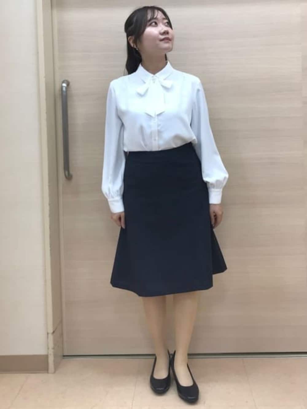 ホワイト系のシャツ/ブラウスを着用したレディースの冬コーディネートの7枚目の写真